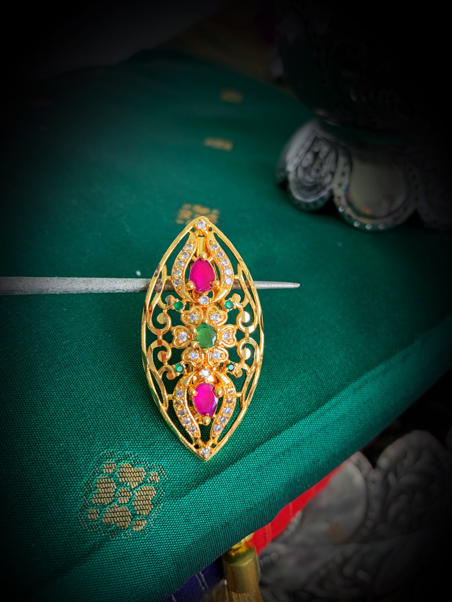 Lia pin Brooch