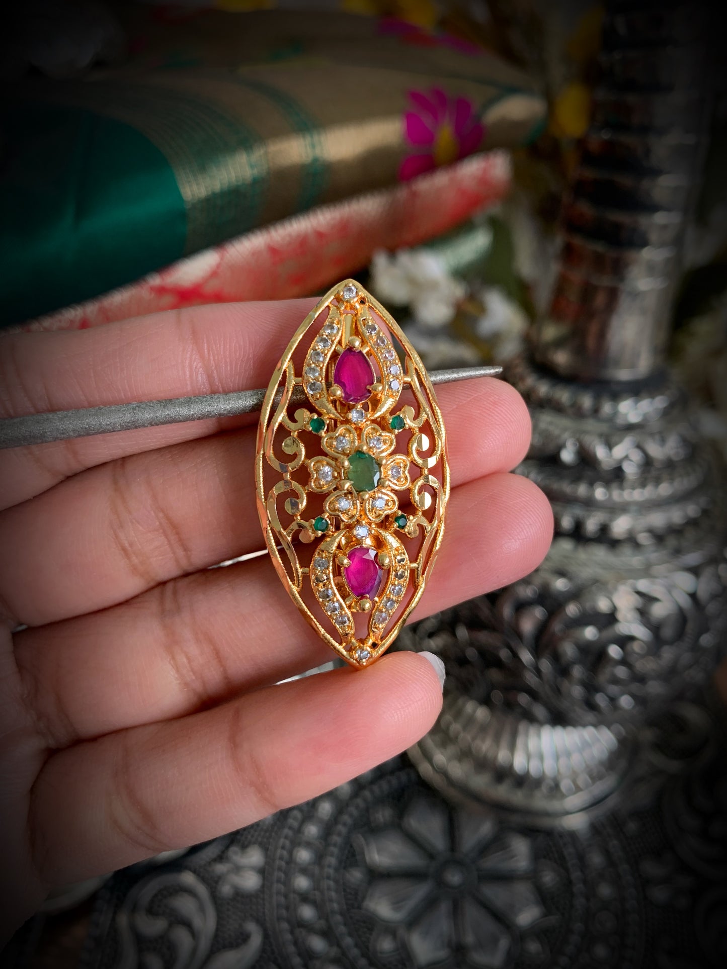 Lia pin Brooch
