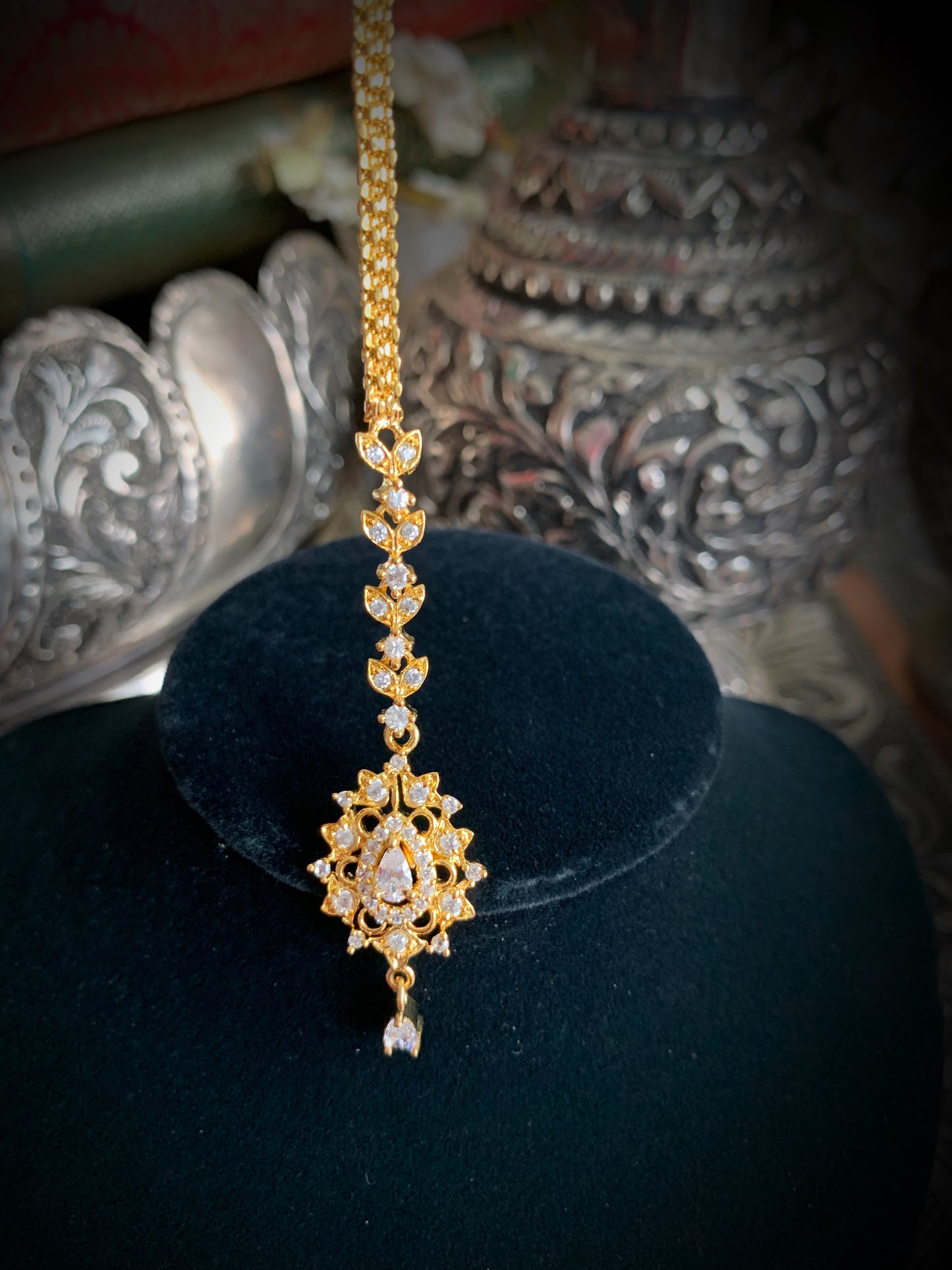 Niha white stone Tikka
